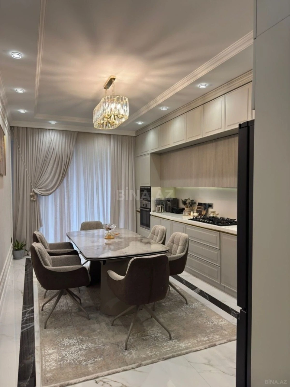 Satılır 4 otaqlı mənzil 200 m²