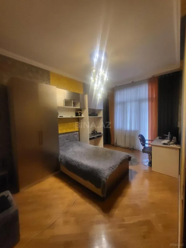 Satılır 4 otaqlı mənzil 175 m²