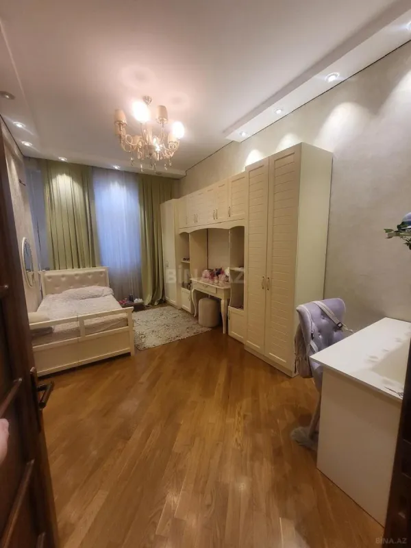 Satılır 4 otaqlı mənzil 175 m²