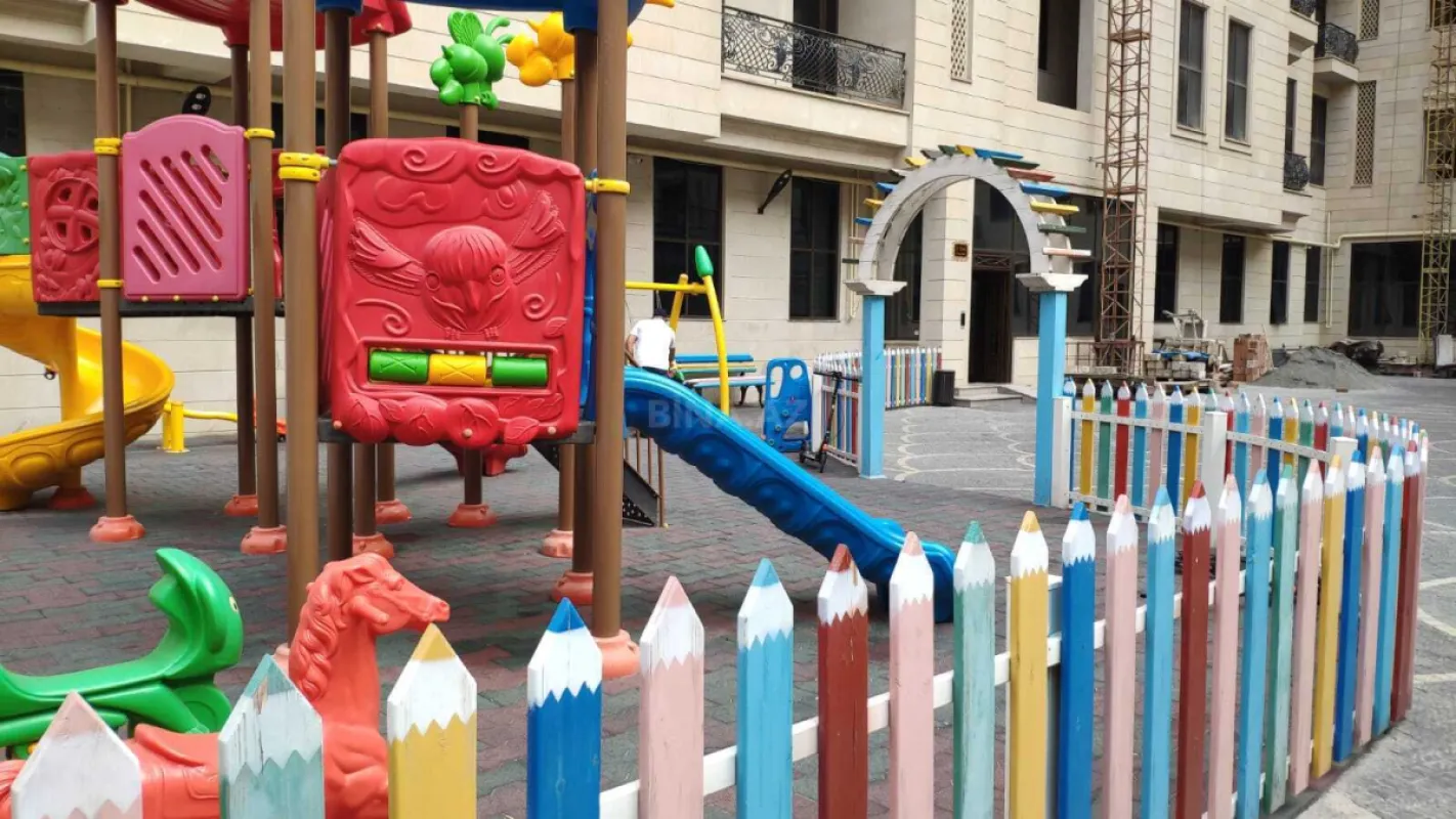 Satılır 6 otaqlı mənzil 423 m²