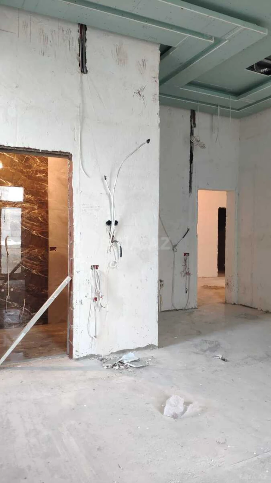 Satılır 6 otaqlı mənzil 423 m²