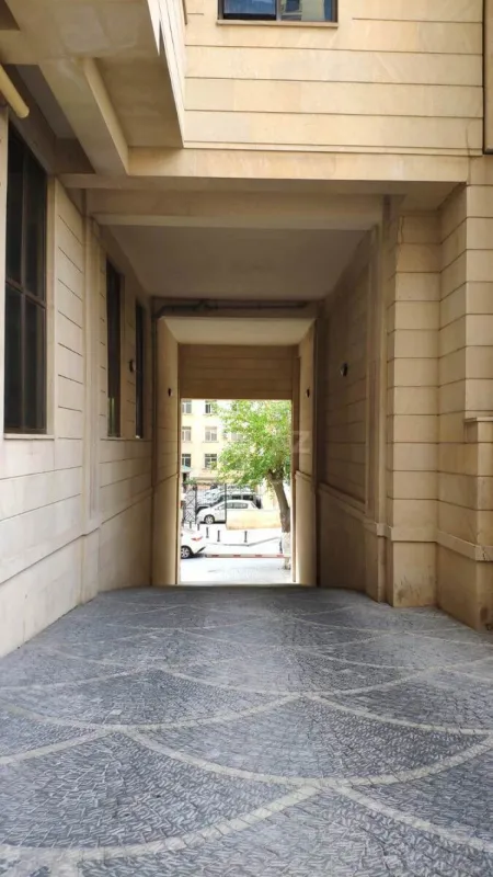 Satılır 6 otaqlı mənzil 423 m²