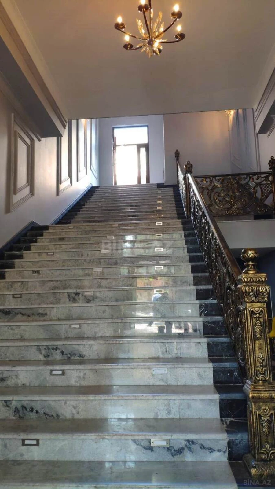 Satılır 6 otaqlı mənzil 423 m²