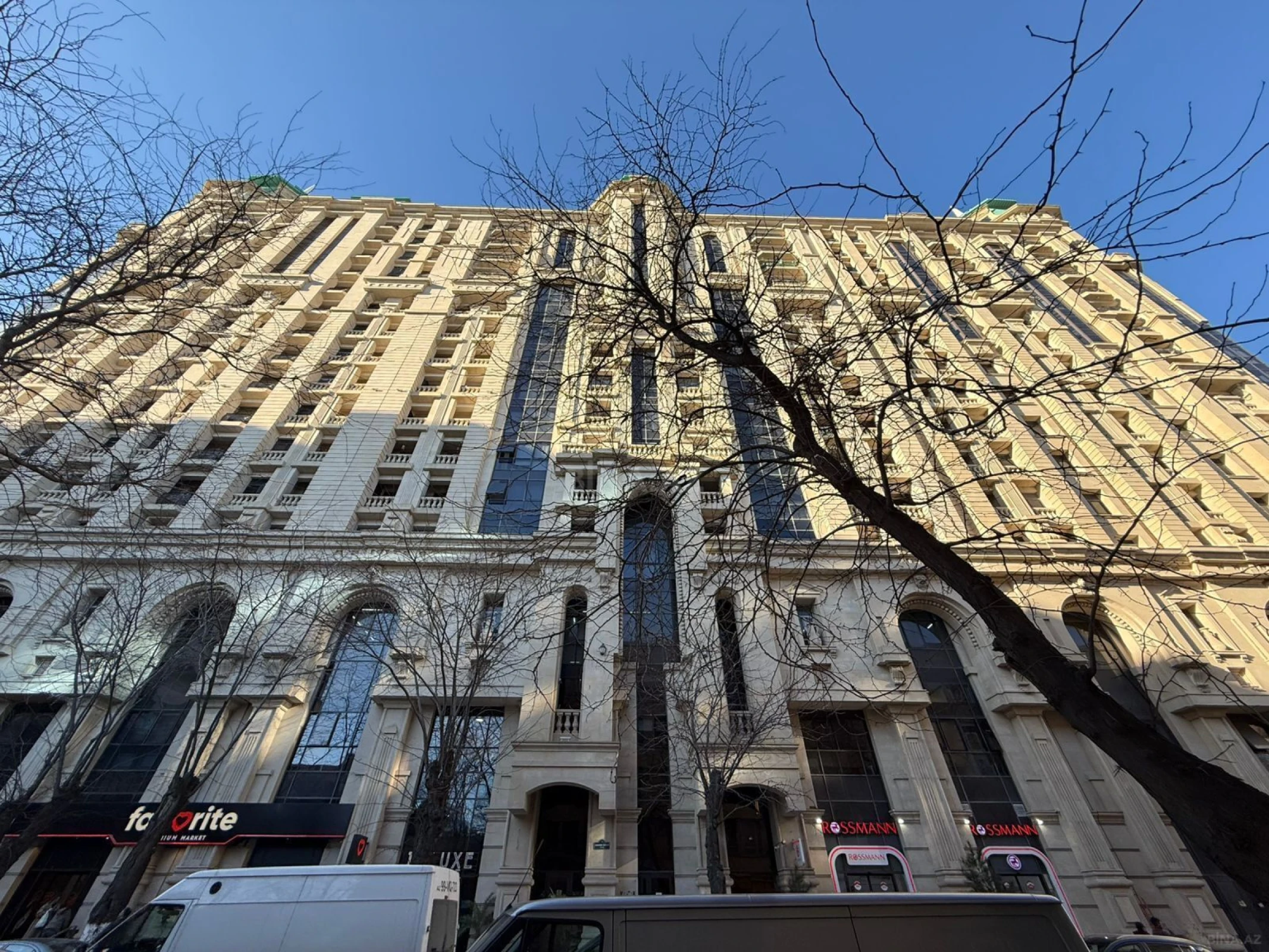 Satılır 6 otaqlı mənzil 423 m²