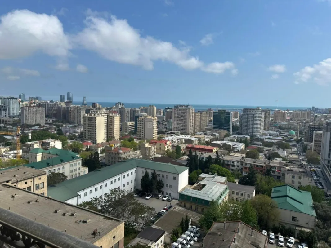 Satılır 6 otaqlı mənzil 423 m²