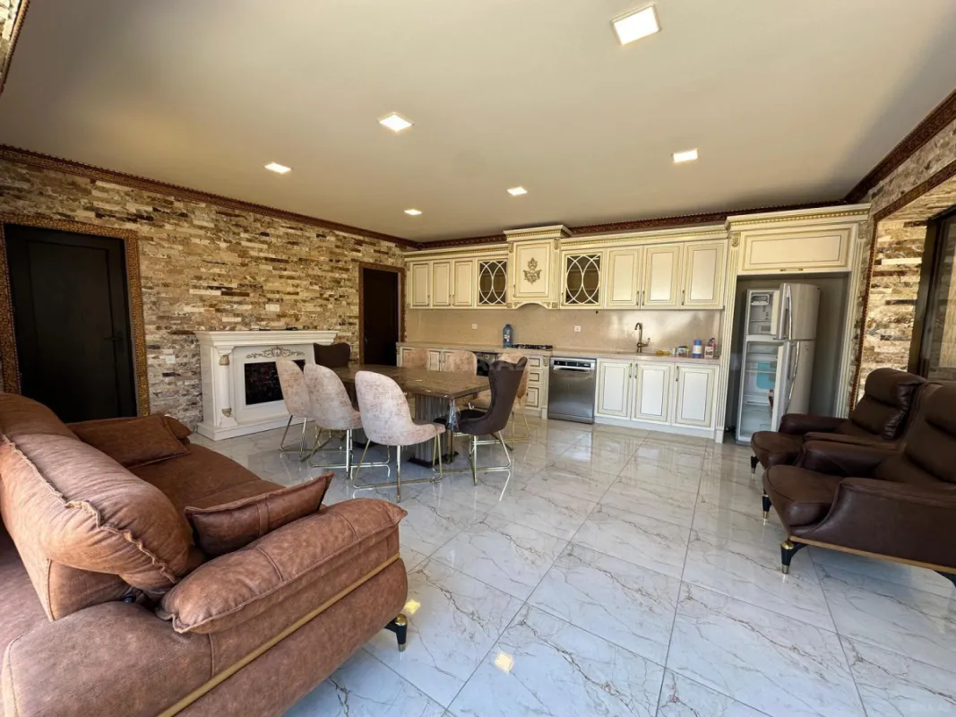 Satılır 5 otaqlı həyət evi 200 m²