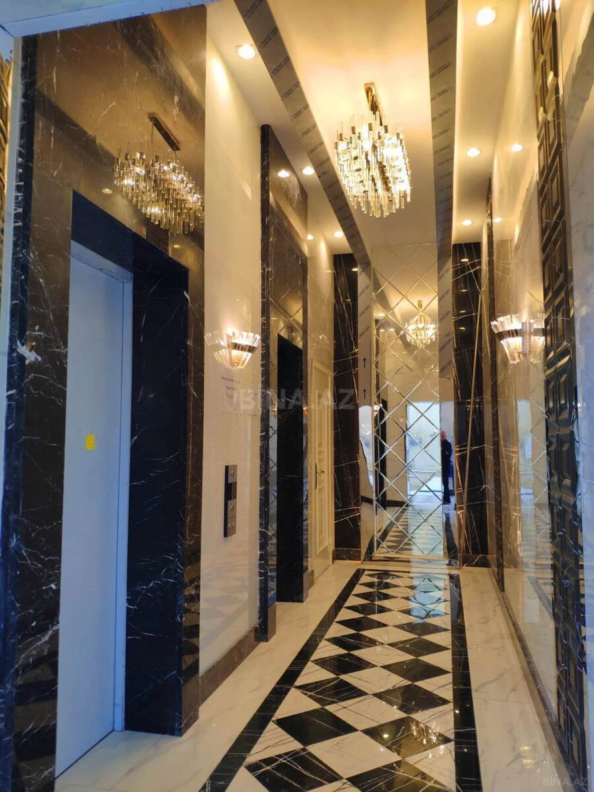 Satılır 4 otaqlı mənzil 242 m²