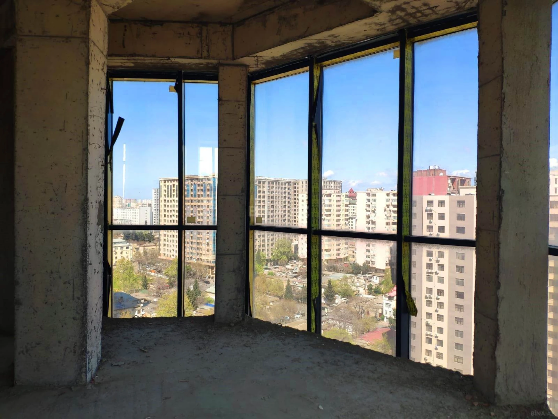 Satılır 4 otaqlı mənzil 242 m²