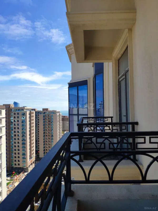 Satılır 4 otaqlı mənzil 242 m²