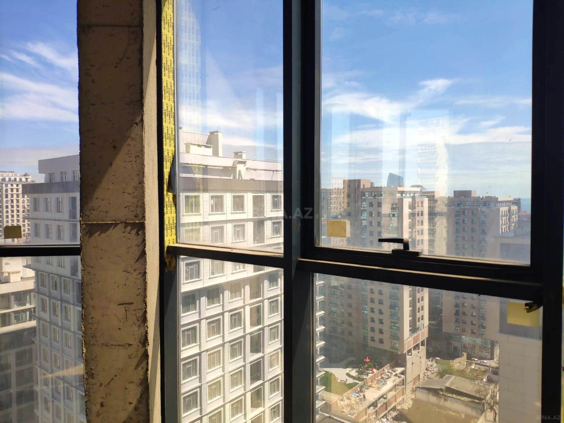 Satılır 4 otaqlı mənzil 242 m²