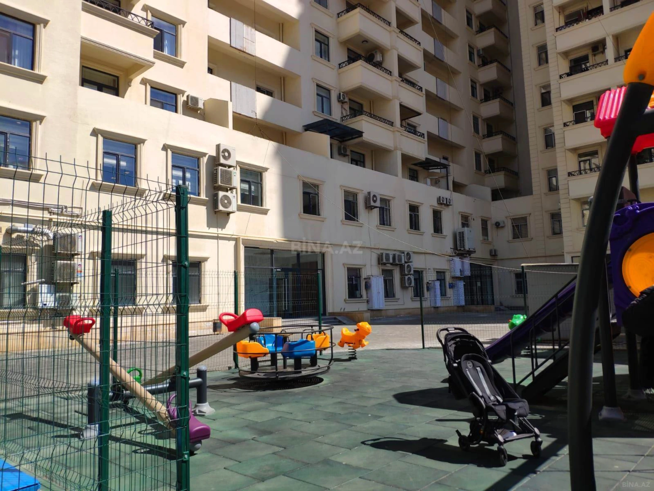 Satılır 4 otaqlı mənzil 242 m²