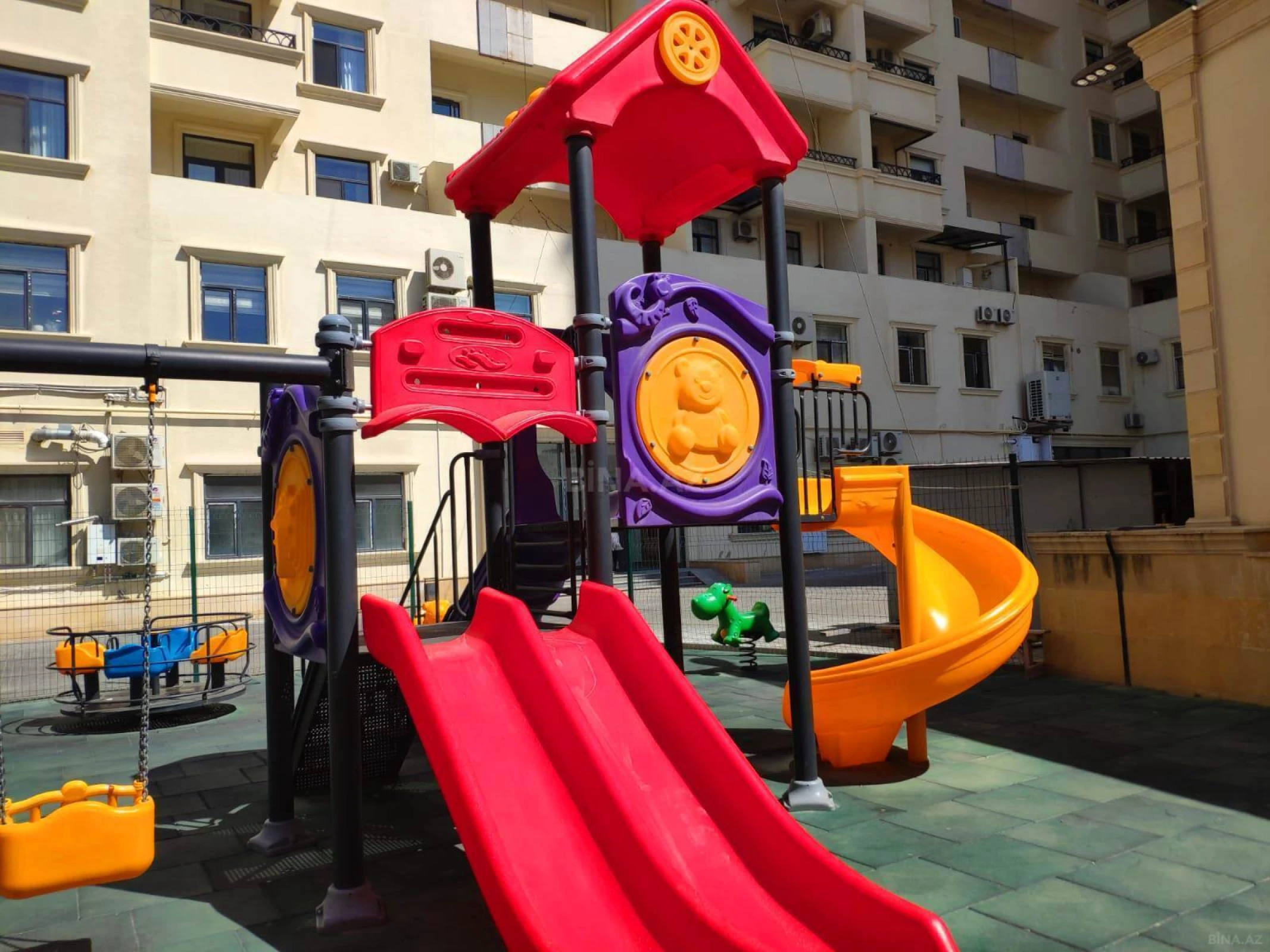 Satılır 4 otaqlı mənzil 242 m²