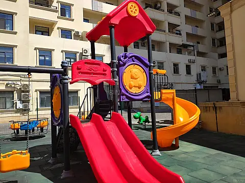 Satılır 4 otaqlı mənzil 242 m²