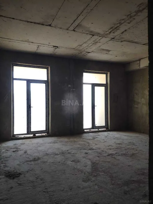 Satılır 4 otaqlı mənzil 242 m²