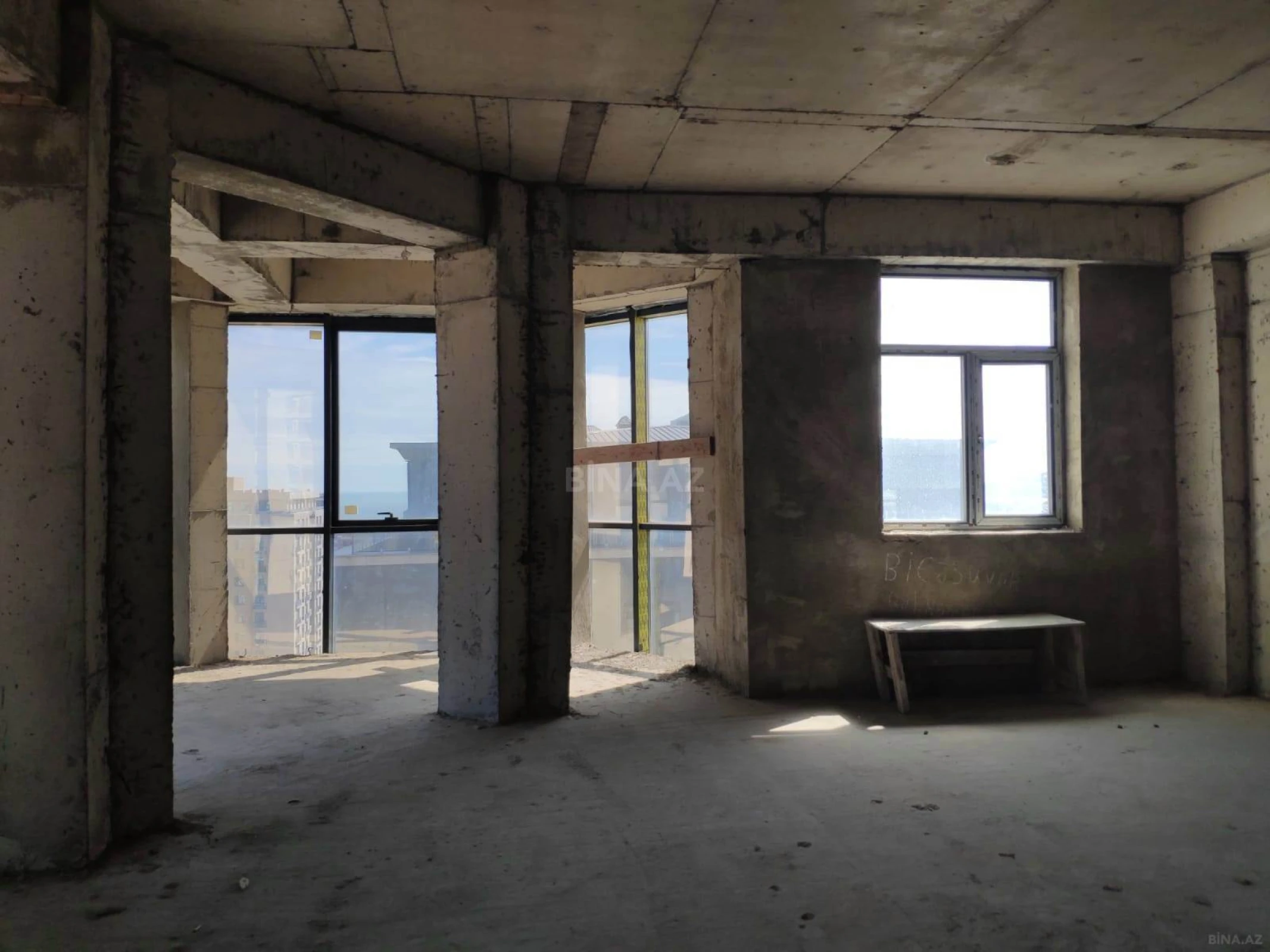 Satılır 4 otaqlı mənzil 242 m²