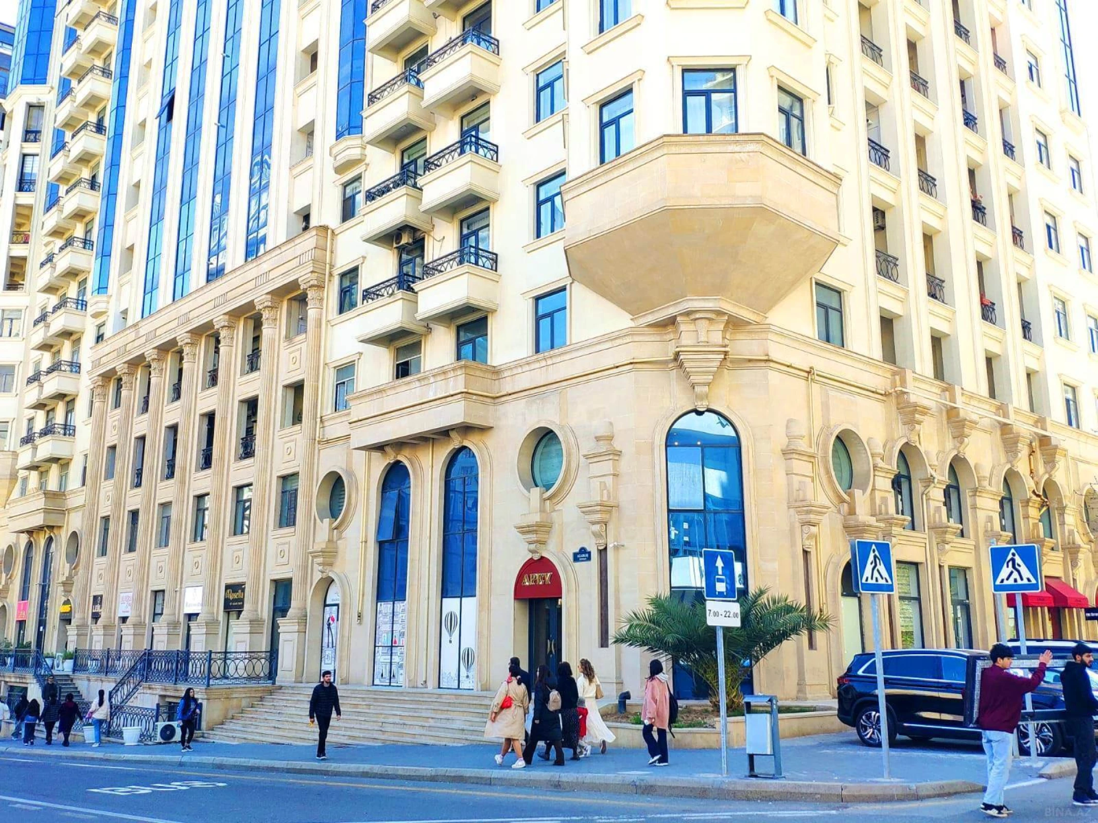 Satılır 4 otaqlı mənzil 242 m²