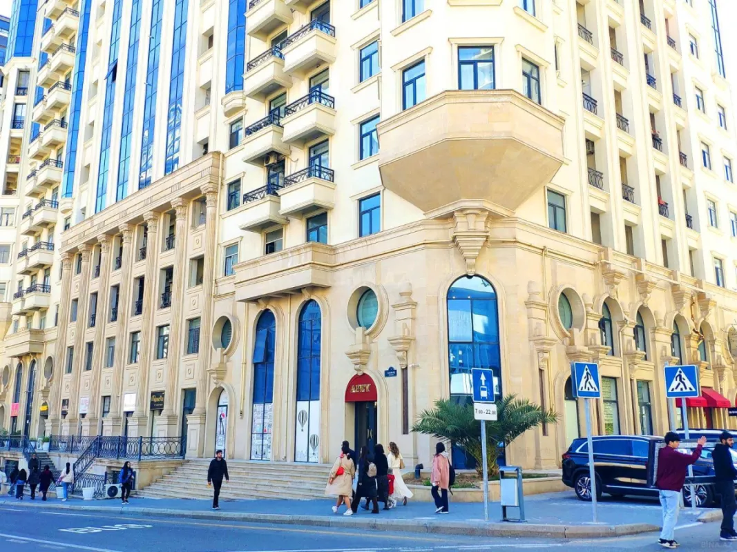 Satılır 4 otaqlı mənzil 242 m²