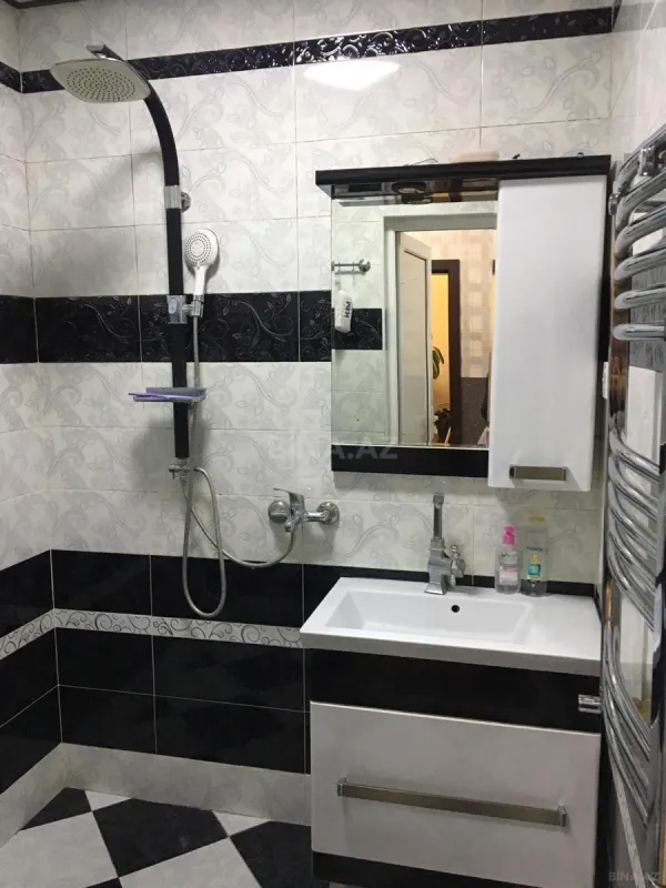 Satılır 6 otaqlı həyət evi 900 m²