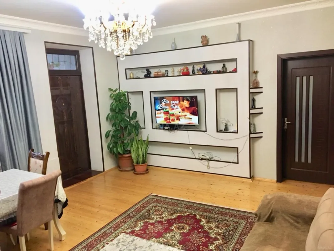 Satılır 6 otaqlı həyət evi 900 m²