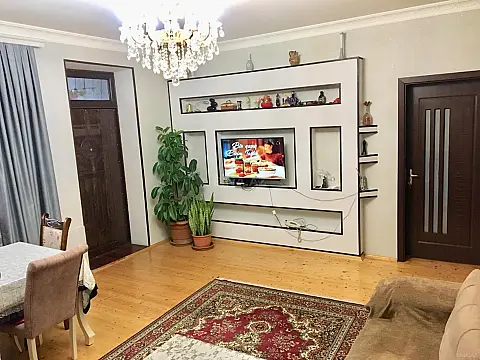 Satılır 6 otaqlı həyət evi 900 m²