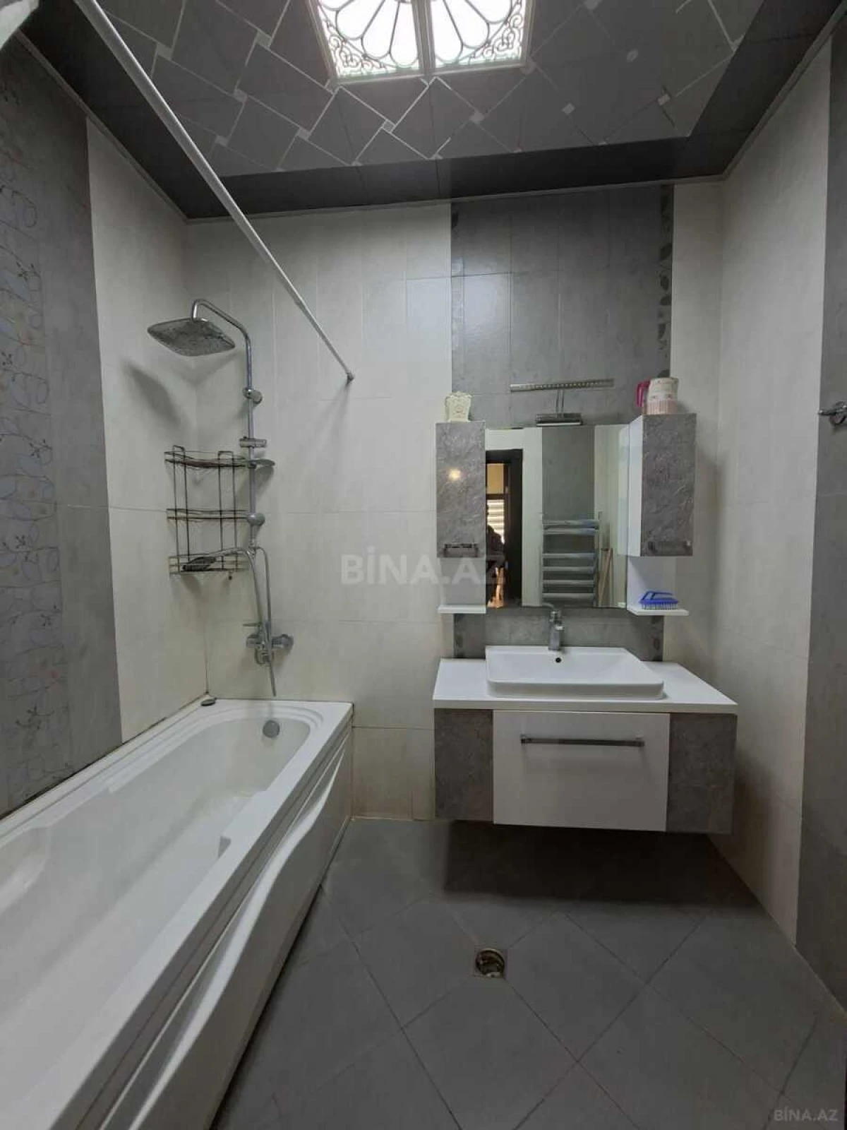 Kirayə verilir 2 otaqlı mənzil 95 m²