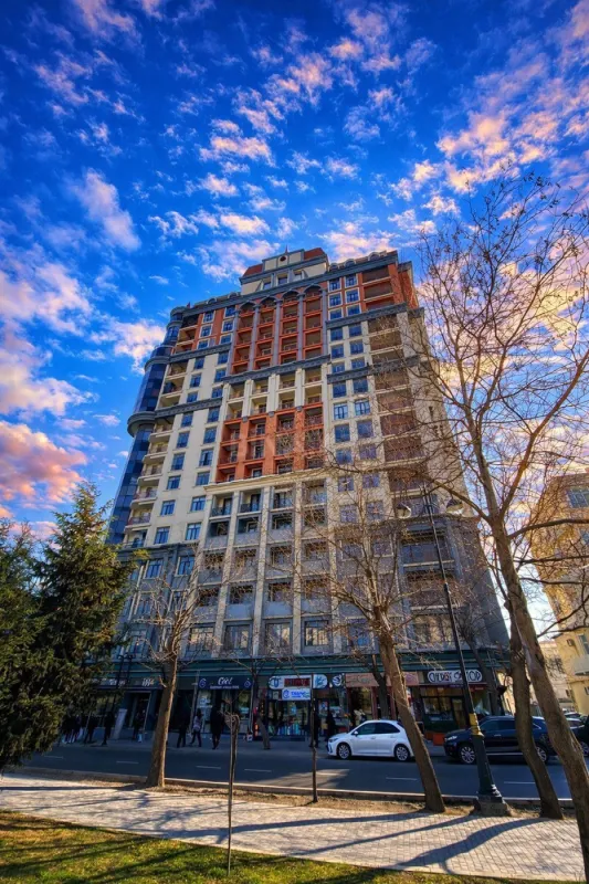 Satılır 4 otaqlı mənzil 185 m²