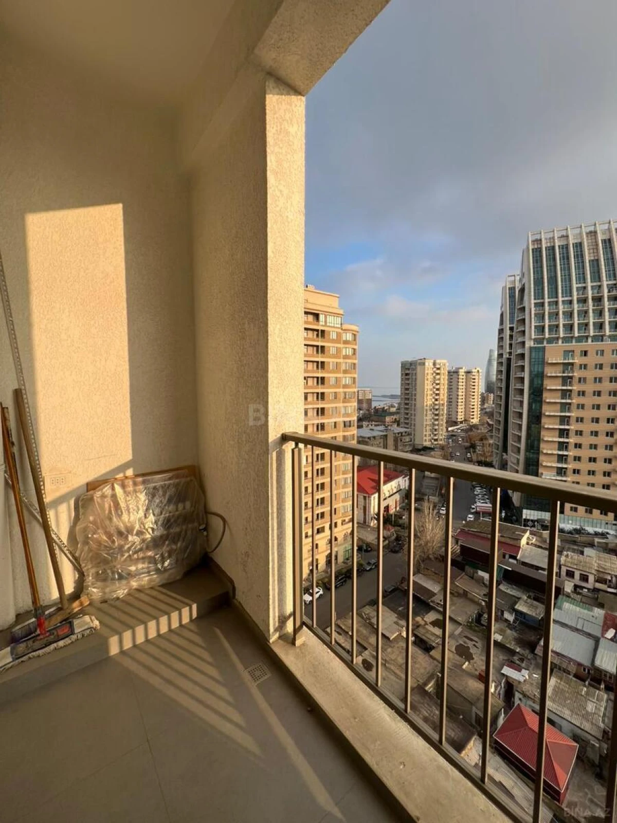 Satılır 4 otaqlı mənzil 175 m²