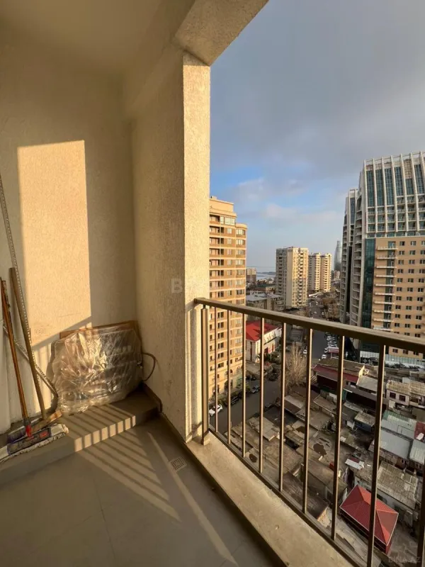 Satılır 4 otaqlı mənzil 175 m²
