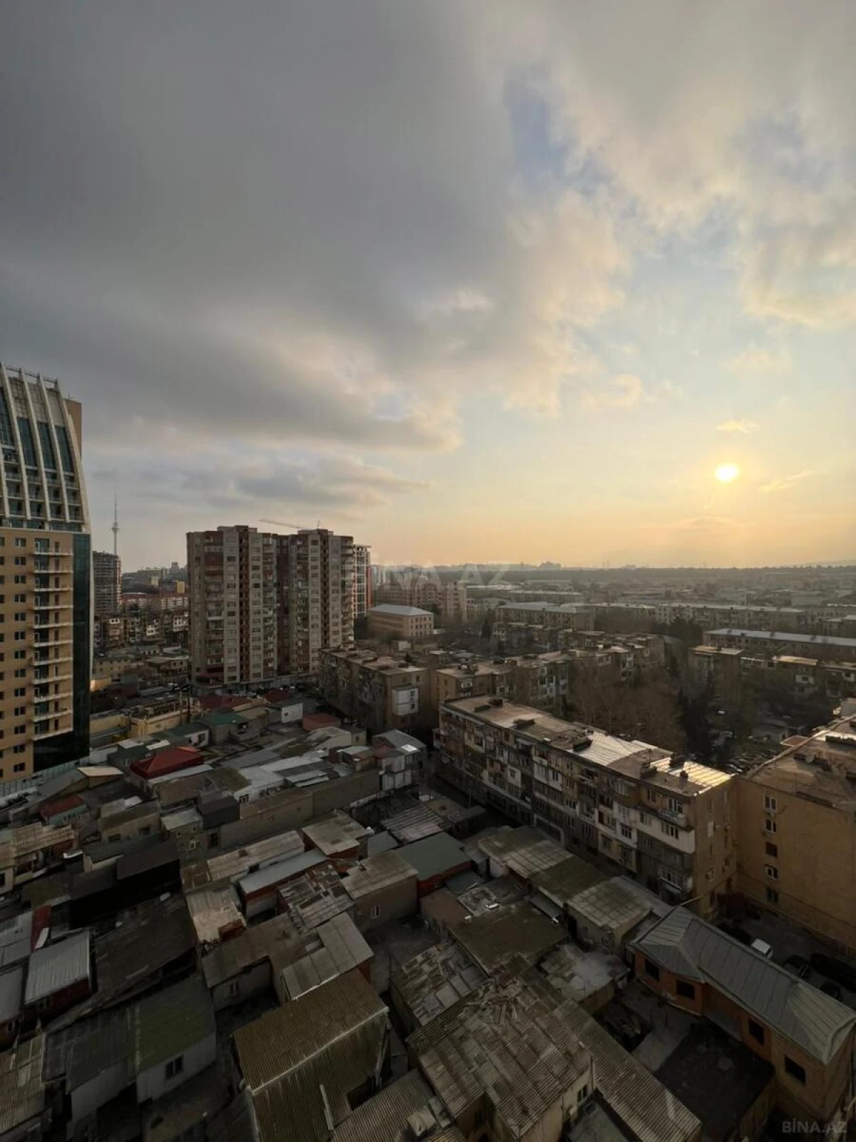 Satılır 4 otaqlı mənzil 175 m²