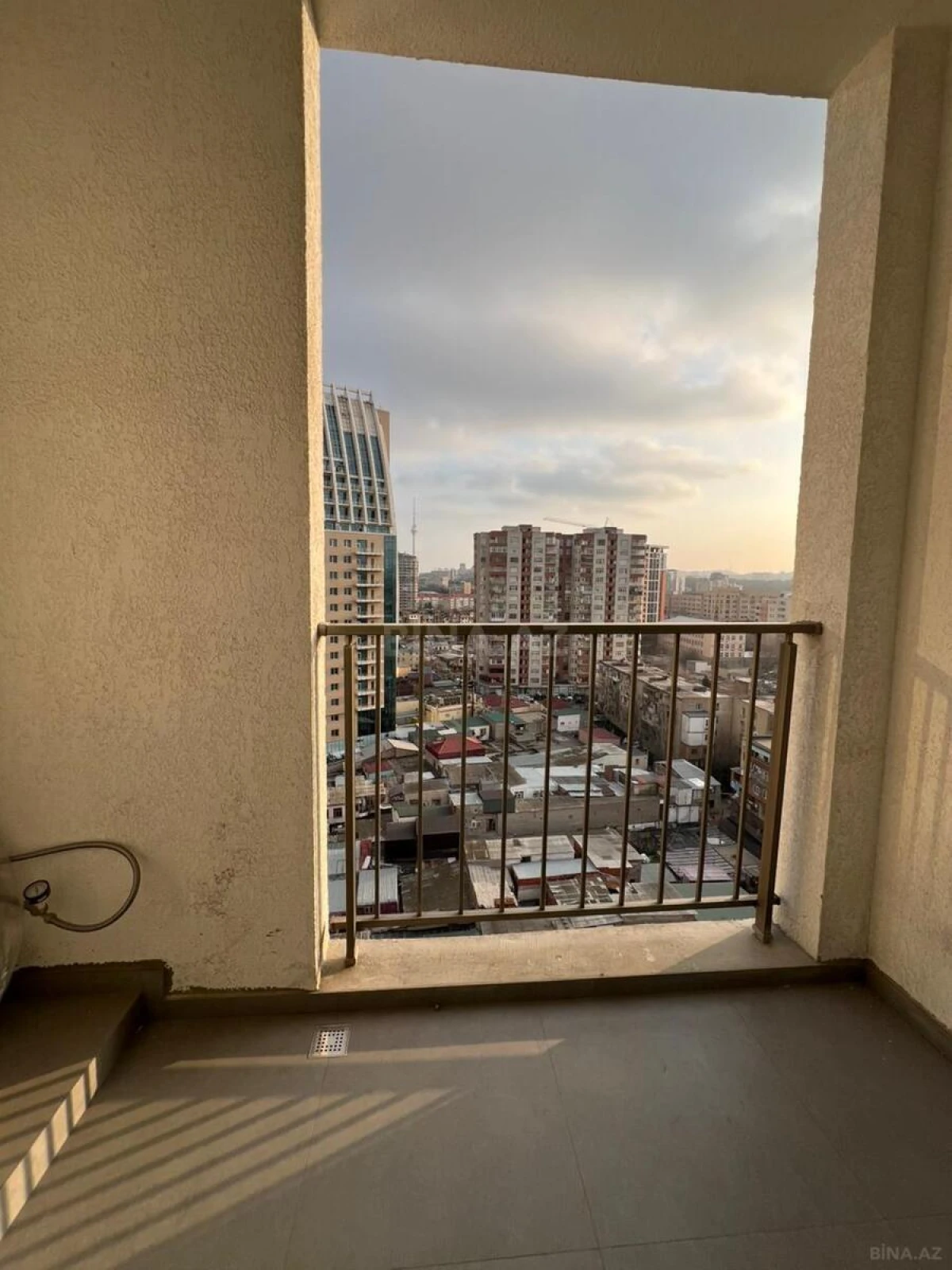 Satılır 4 otaqlı mənzil 175 m²