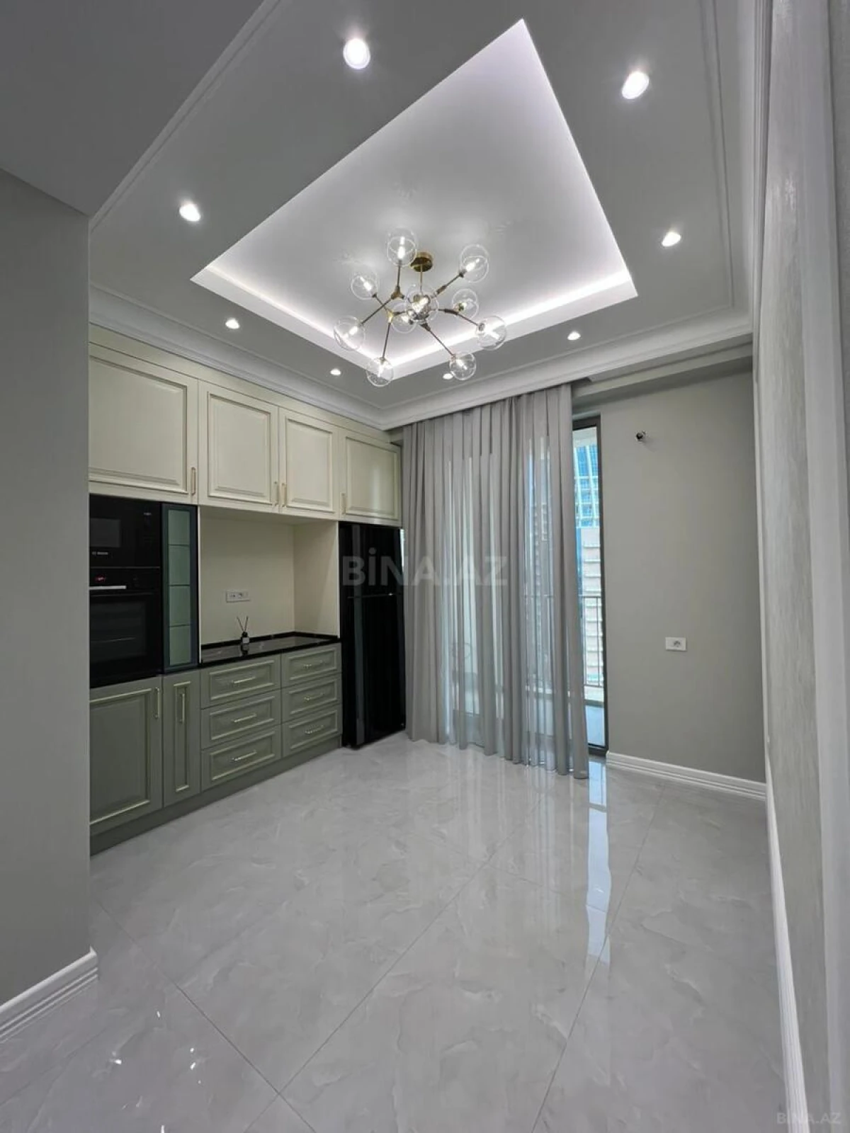 Satılır 4 otaqlı mənzil 175 m²