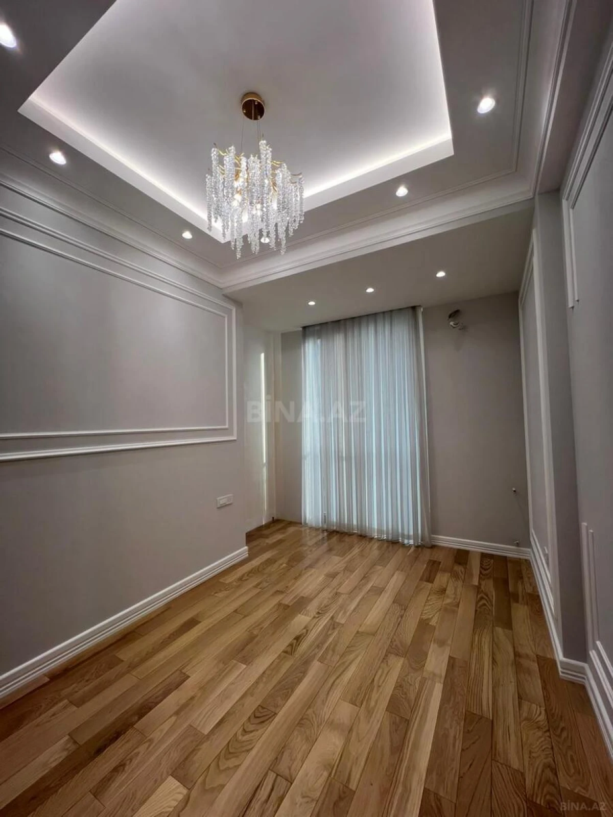 Satılır 4 otaqlı mənzil 175 m²