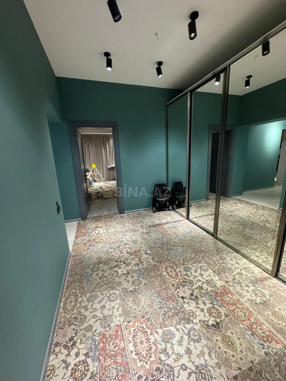 Satılır 3 otaqlı mənzil 126 m²