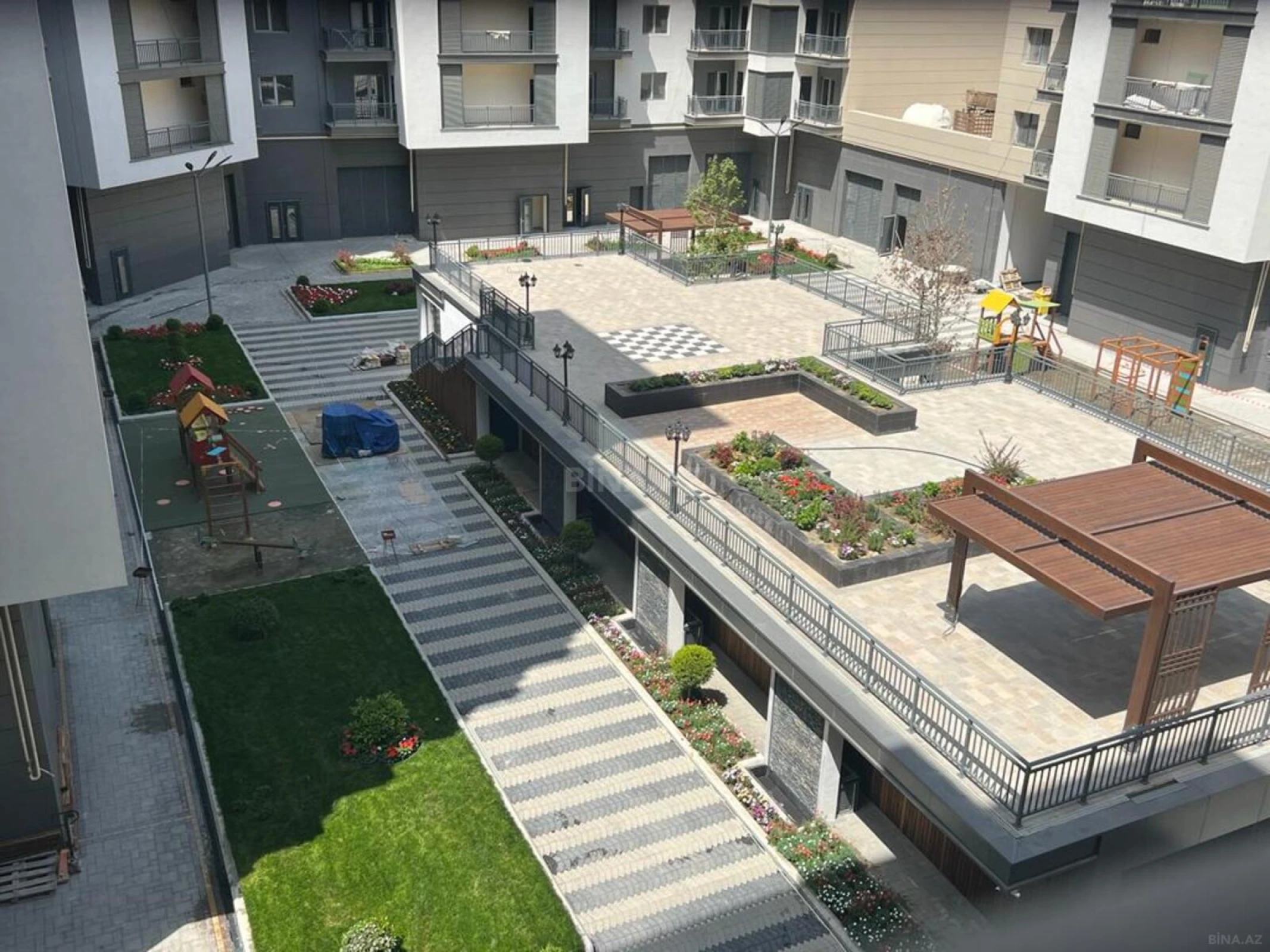 Satılır 5 otaqlı mənzil 205 m²