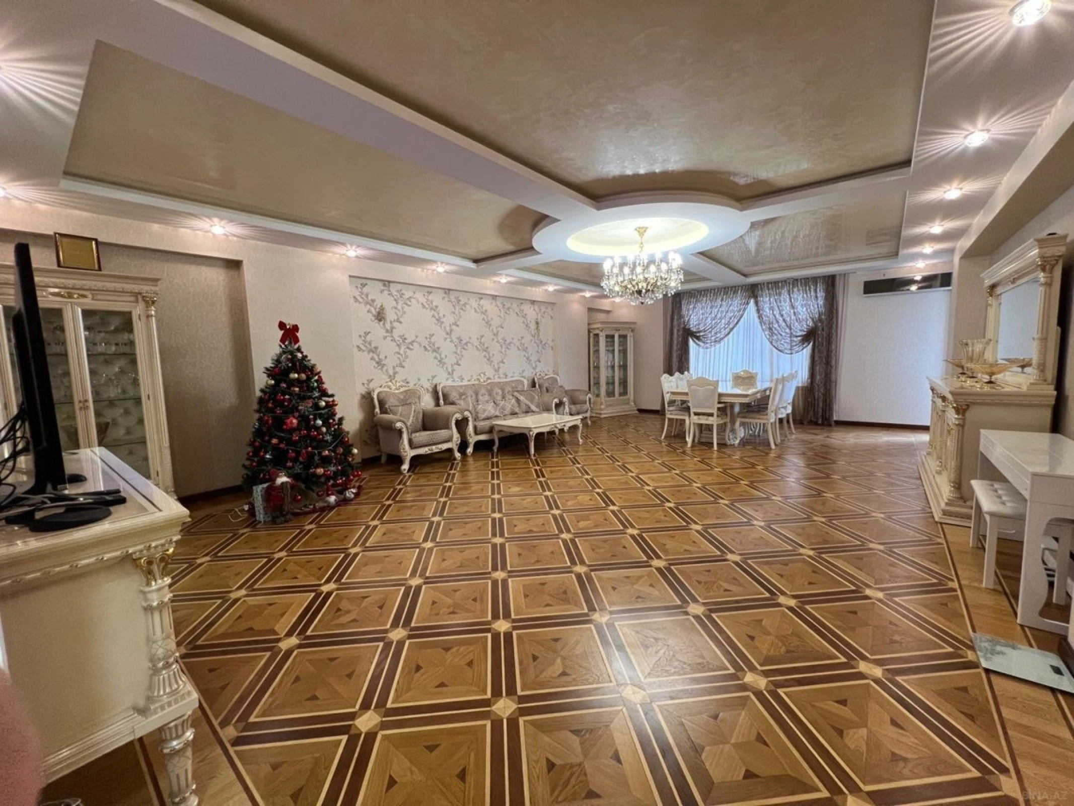 Satılır 4 otaqlı mənzil 220 m²