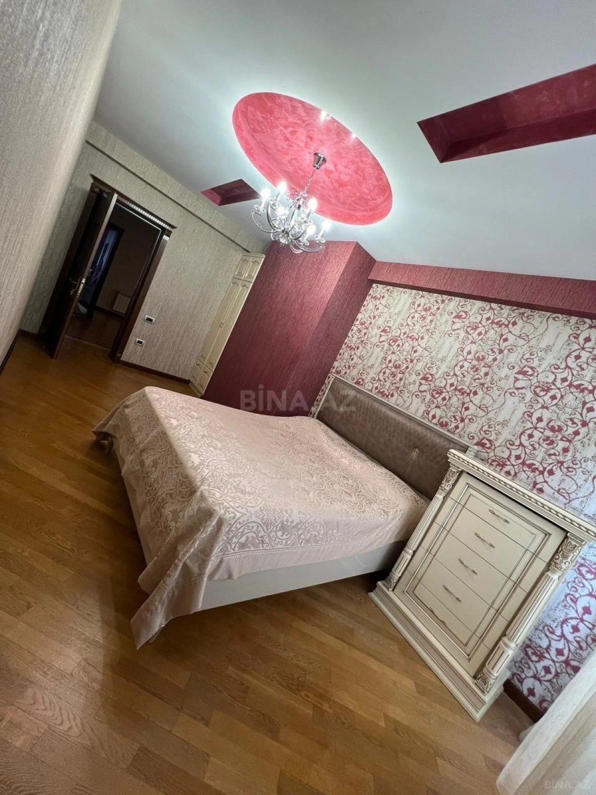 Satılır 4 otaqlı mənzil 220 m²