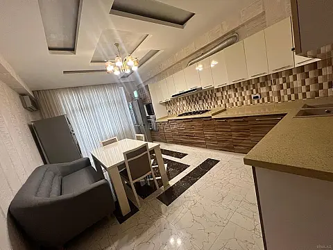 Satılır 4 otaqlı mənzil 220 m²