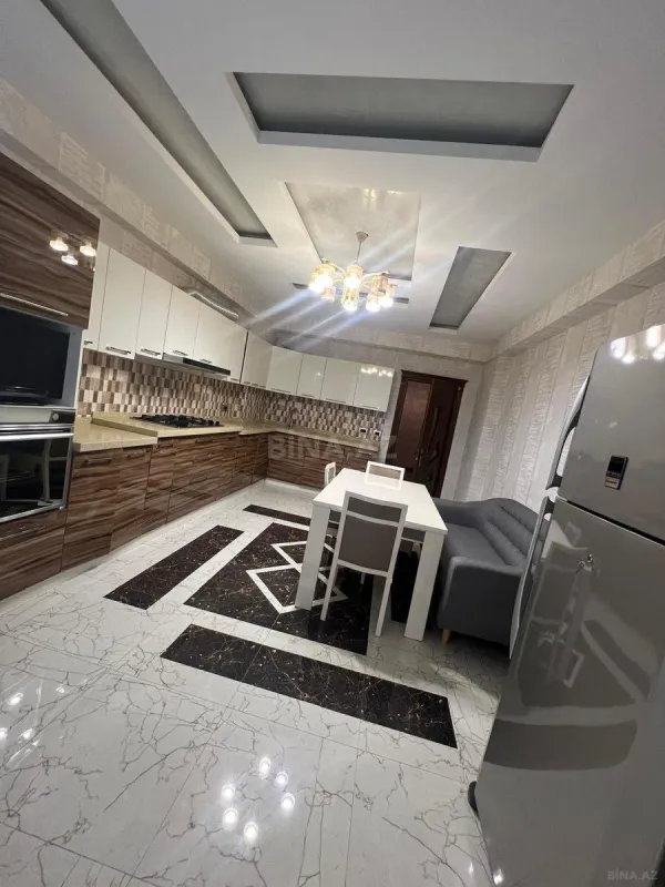Satılır 4 otaqlı mənzil 220 m²