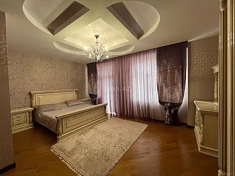 Satılır 4 otaqlı mənzil 220 m²