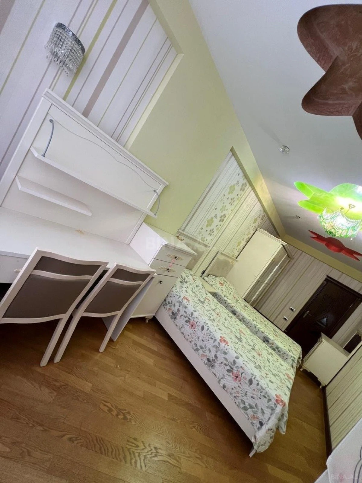 Satılır 4 otaqlı mənzil 220 m²