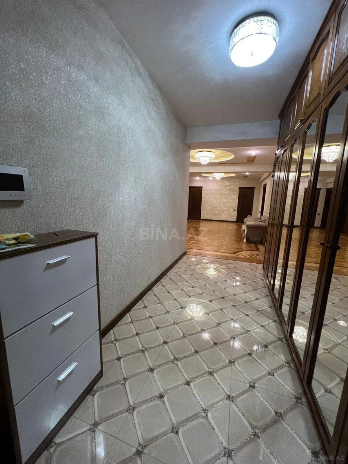 Satılır 4 otaqlı mənzil 220 m²