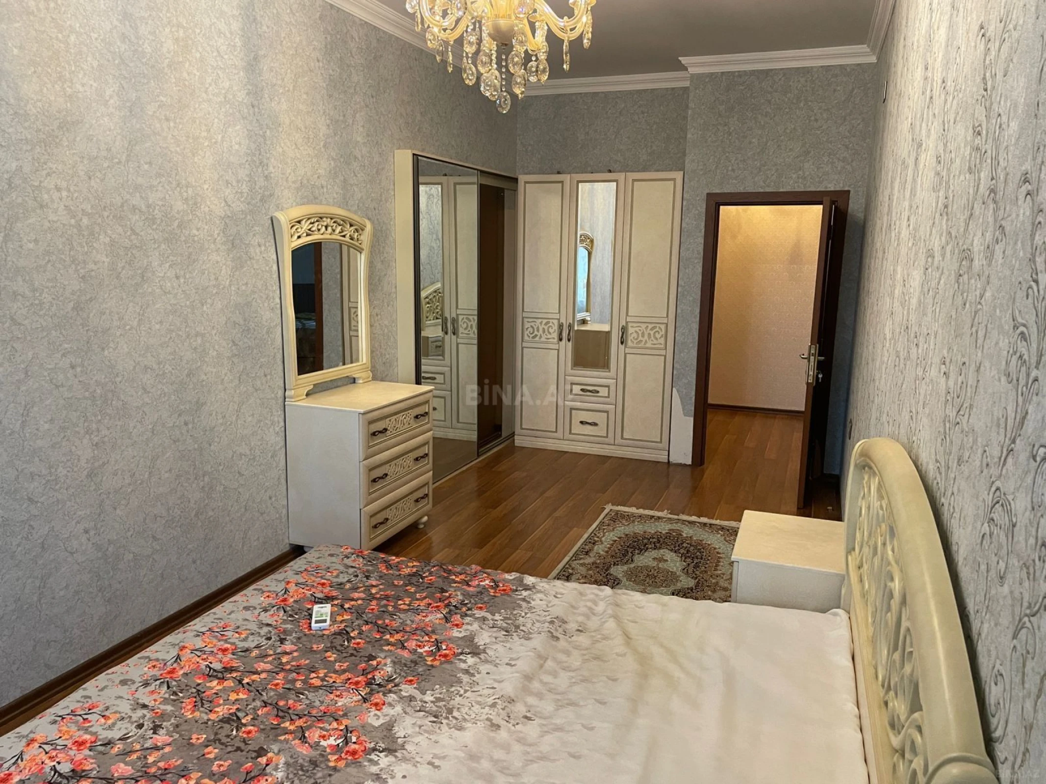Kirayə verilir 4 otaqlı mənzil 180 m²