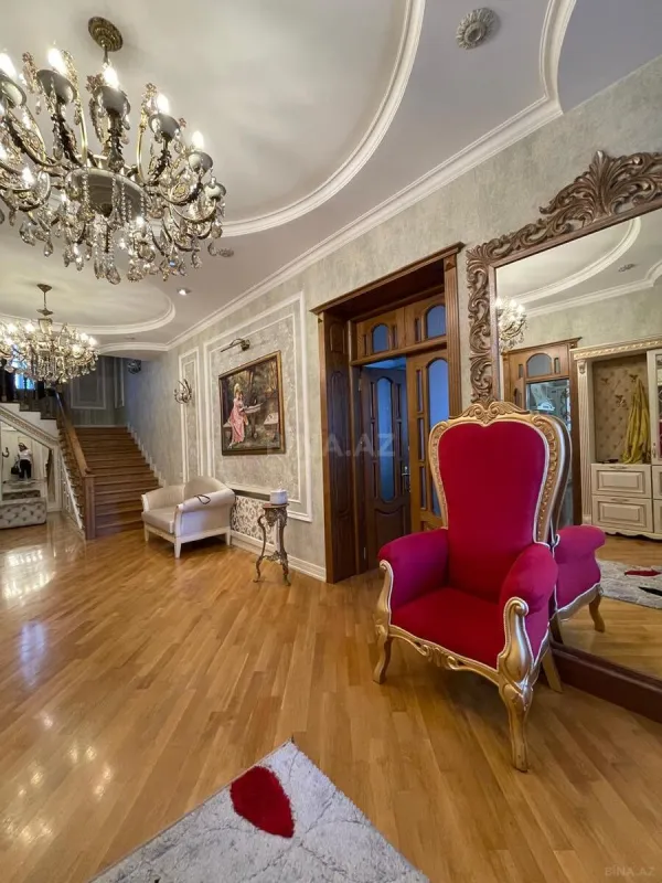 Satılır 9 otaqlı həyət evi 600 m²