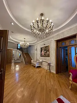 Satılır 9 otaqlı həyət evi 600 m²