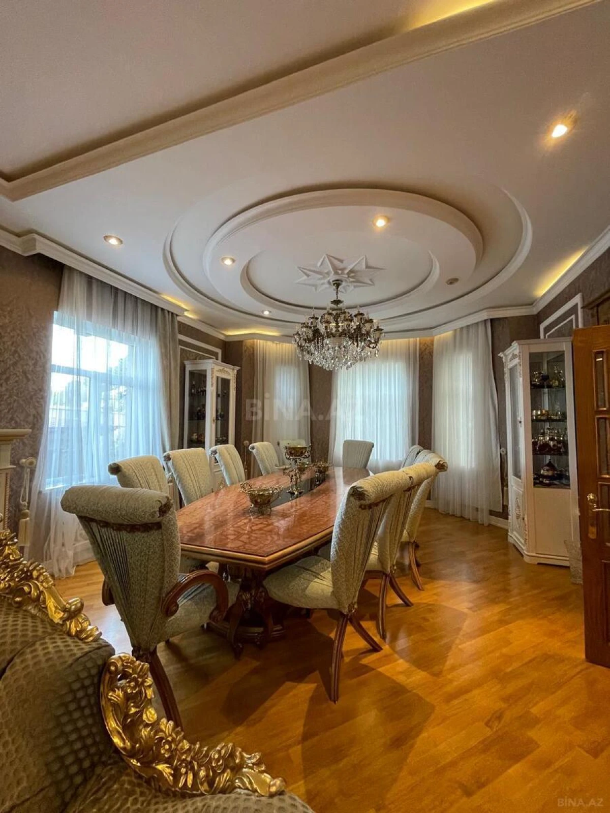 Satılır 9 otaqlı həyət evi 600 m²