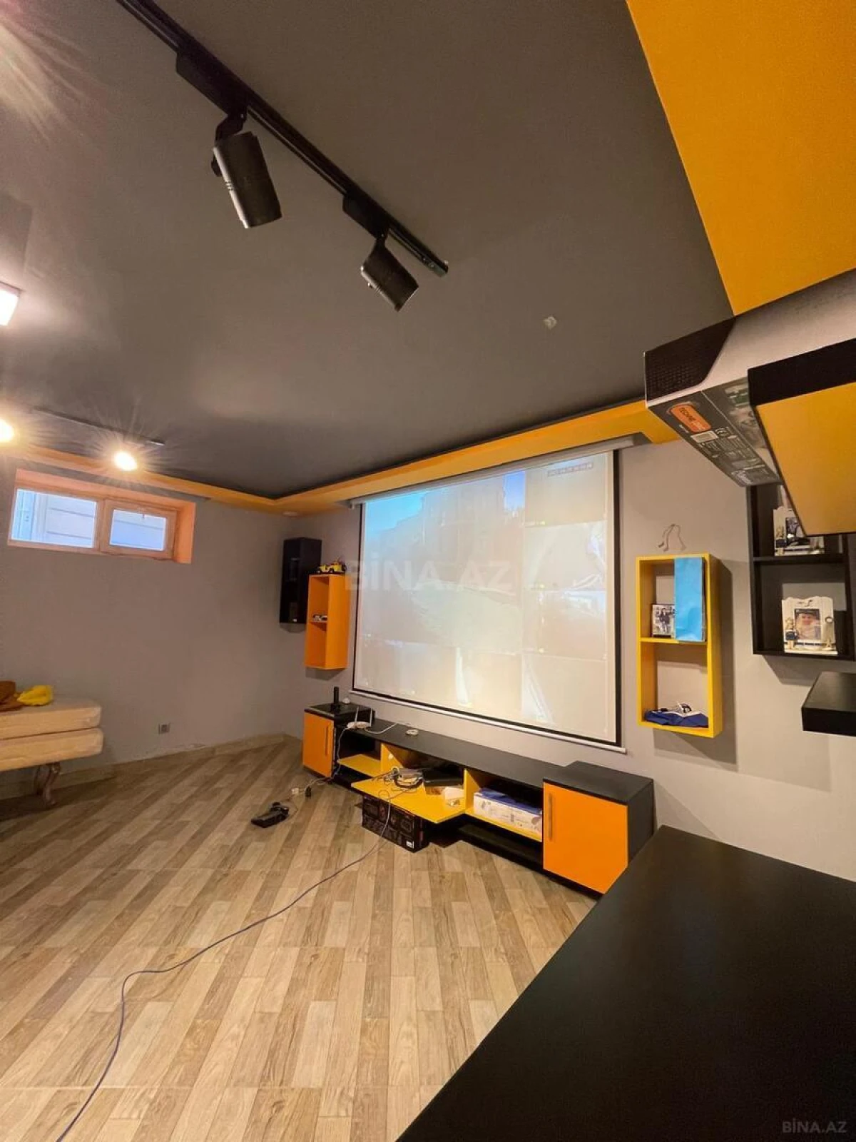 Satılır 9 otaqlı həyət evi 600 m²