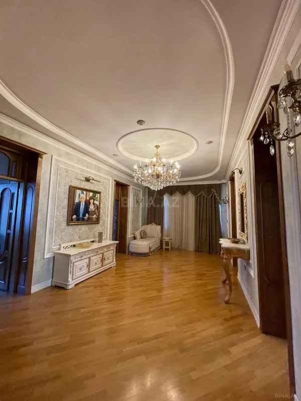 Satılır 9 otaqlı həyət evi 600 m²