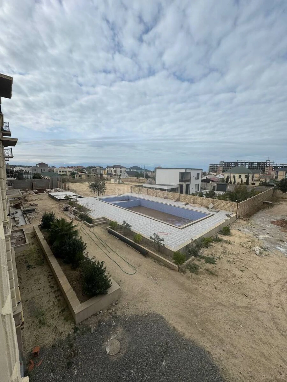 Satılır 3 otaqlı mənzil 107.5 m²