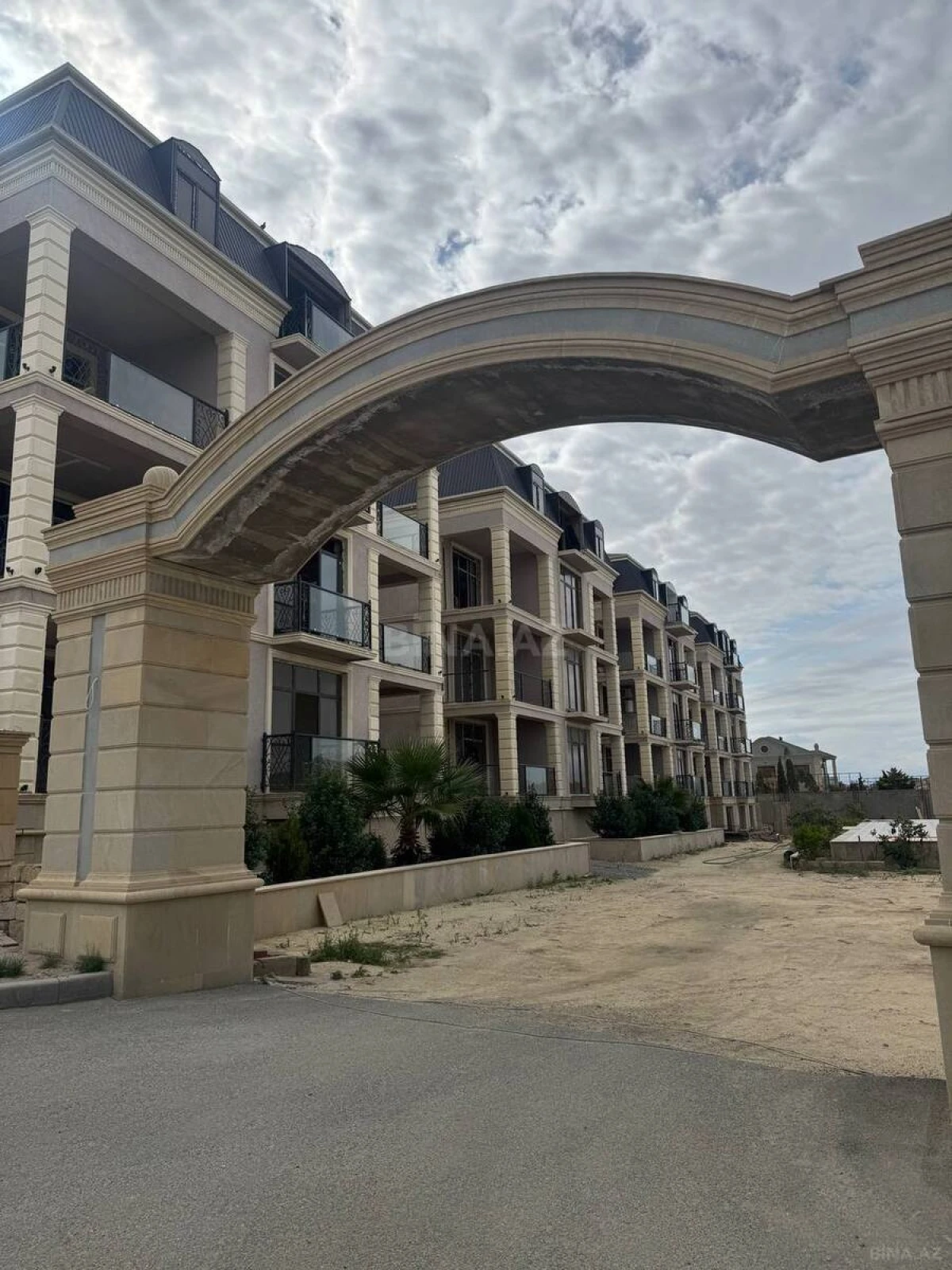 Satılır 3 otaqlı mənzil 107.5 m²