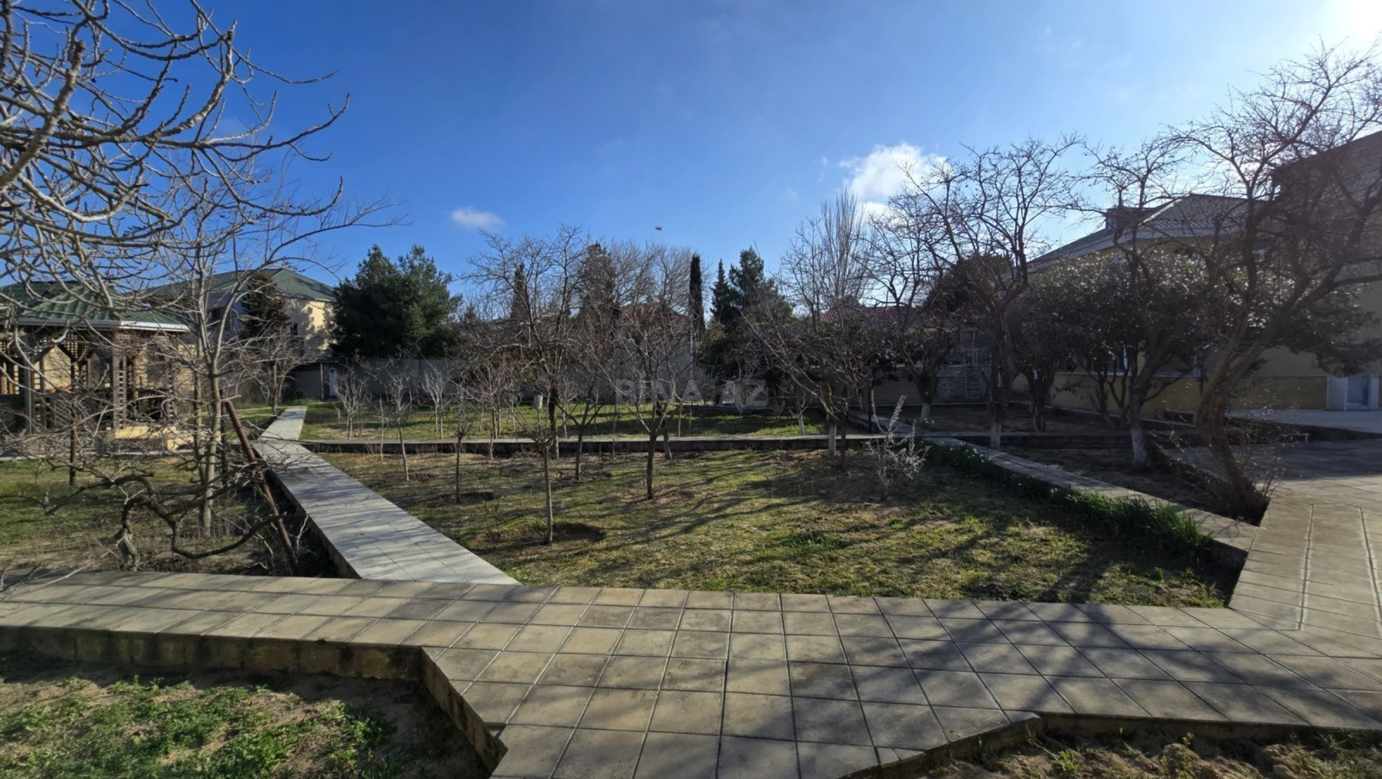 Satılır 5 otaqlı həyət evi 180 m²